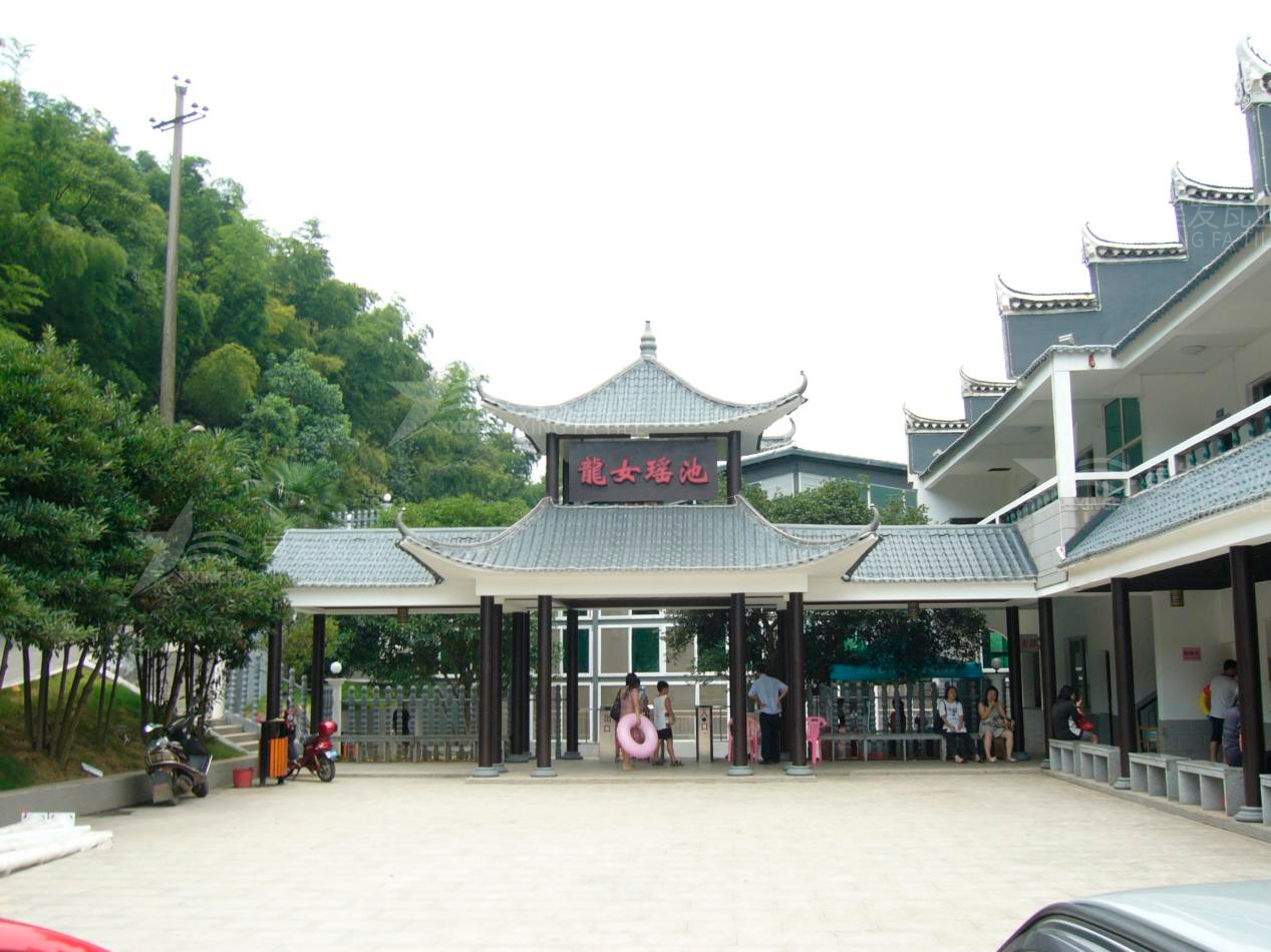 屋頂材料合成樹脂瓦和不銹鋼瓦哪個(gè)好？選擇很重要！